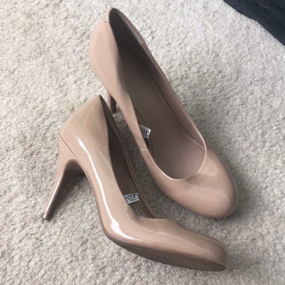 Nude patent leather pumps